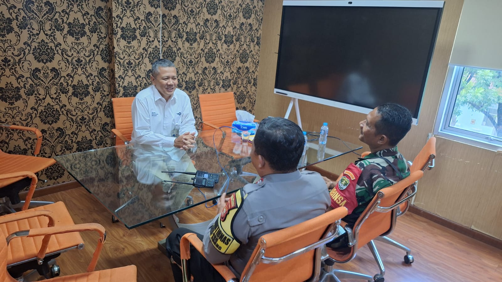 Sinergi Bhabinkamtibmas dan Babinsa Gelora Koordinasi Dengan TVRI Jelang Pengamanan May Day 2026