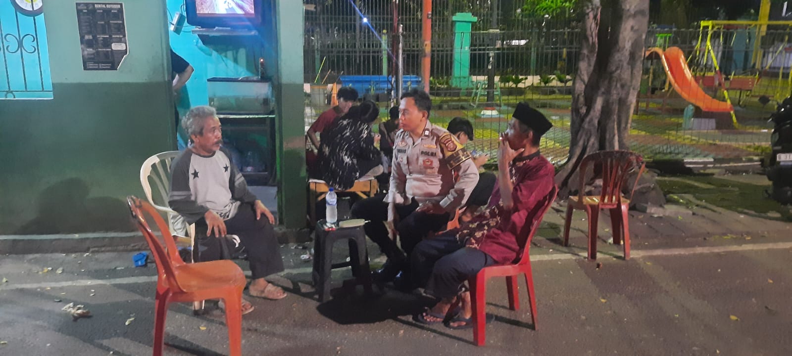 Bhabinkamtibmas Kel. Kebon Melati Laksanakan Patroli dan Giat Siskamling di Pos Keamanan RW 017