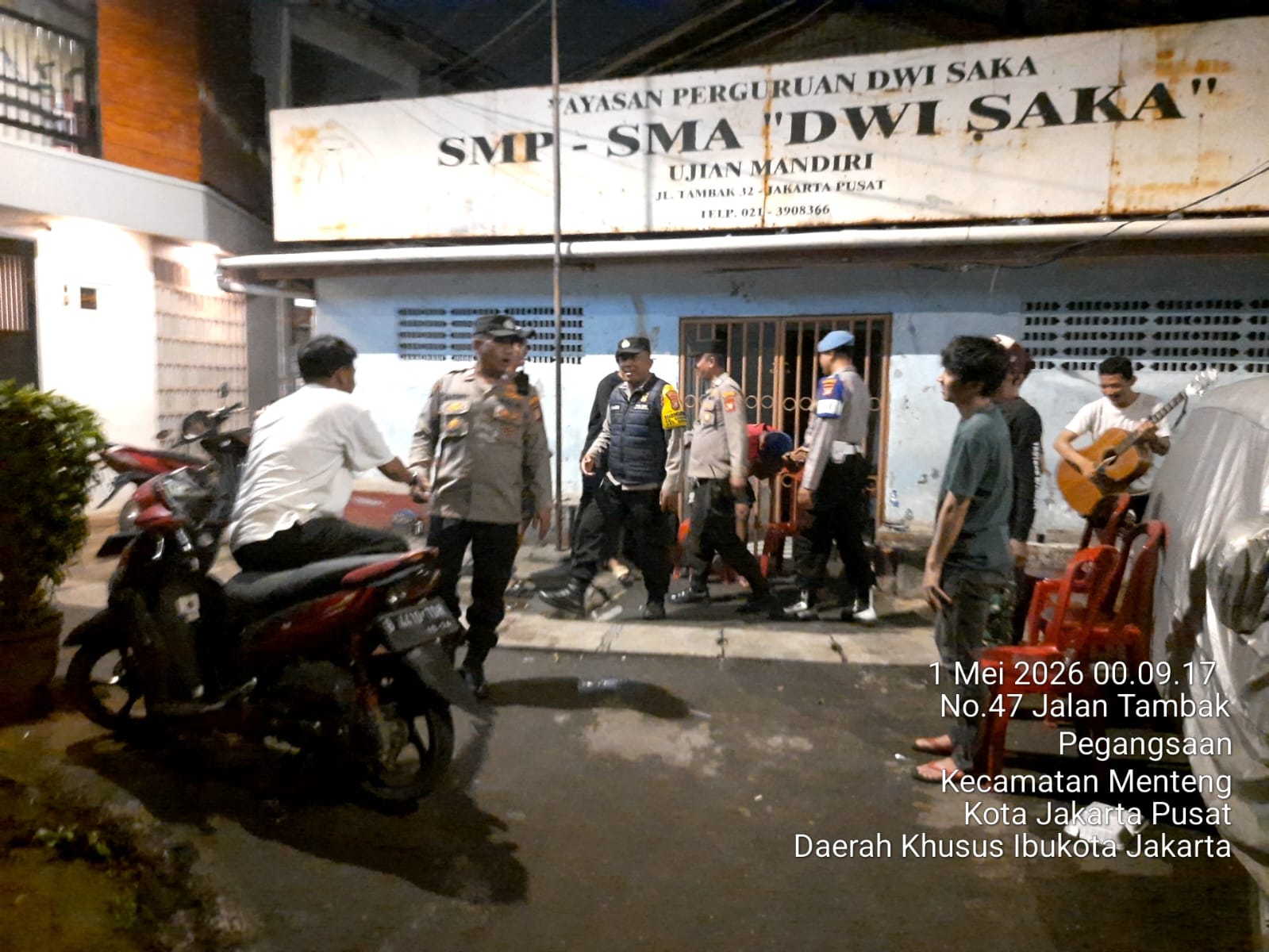 Patroli Jalan Kaki Jalan Tambak Ujung, Polsek Metro Menteng Persempit Ruang Gerak Pelaku Kejahatan