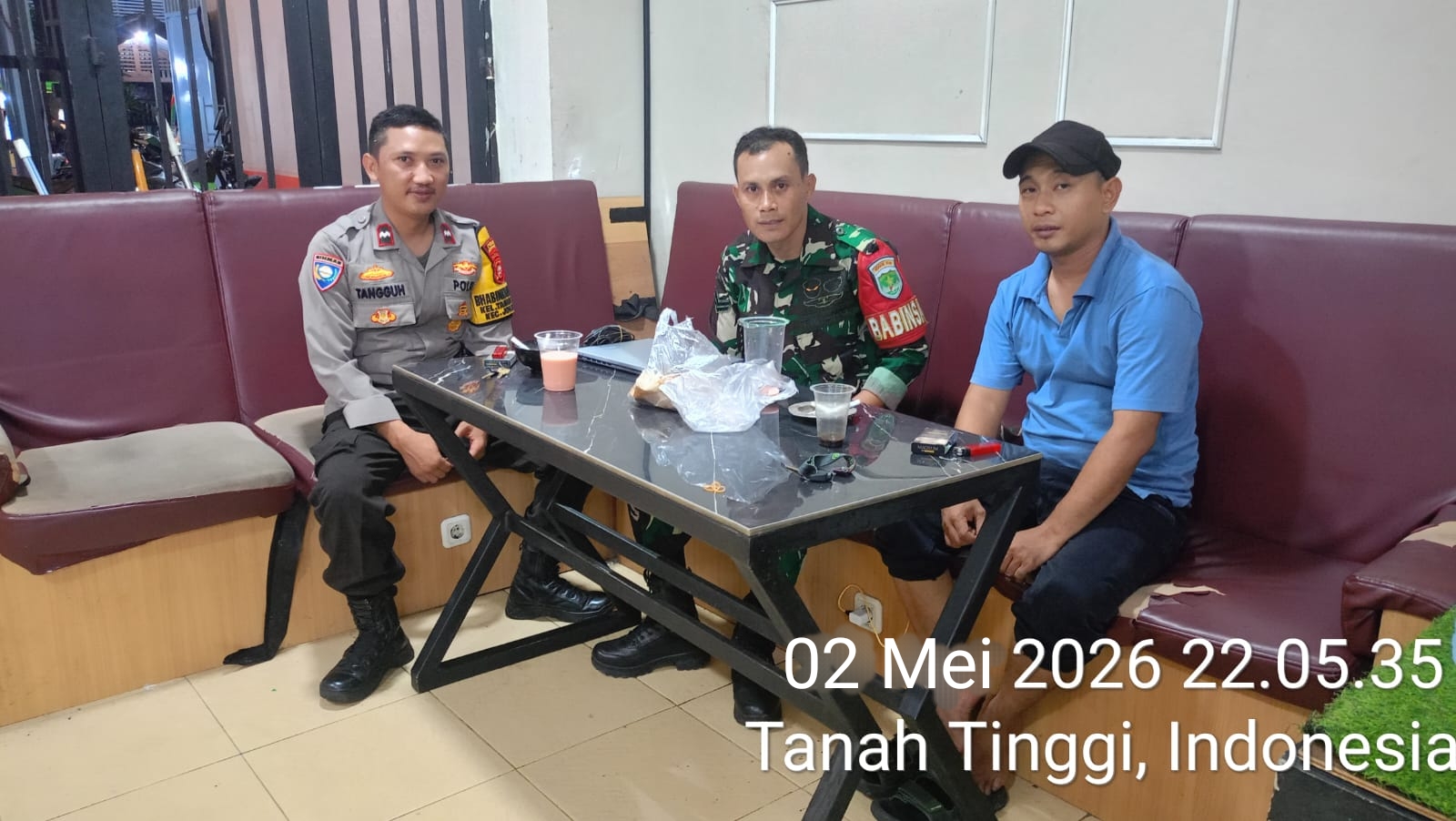 Sinergi Bhabinkamtibmas dan Babinsa, Sambang Satkamling RW 03 Tanah Tinggi Jaga Kondusifitas Malam Hari