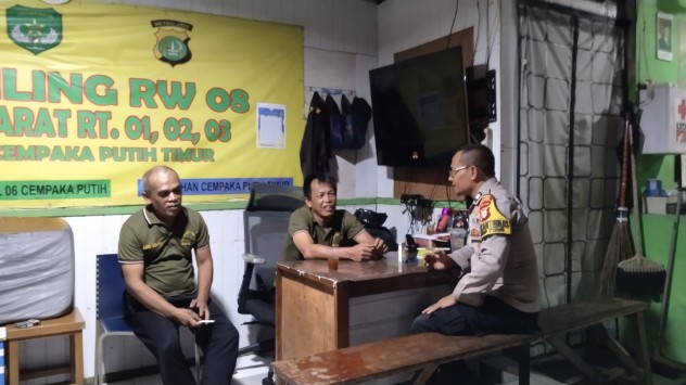 Sambang Satkamling Tengah Malam, Polisi Perkuat Sinergi Warga Cempaka Putih Timur