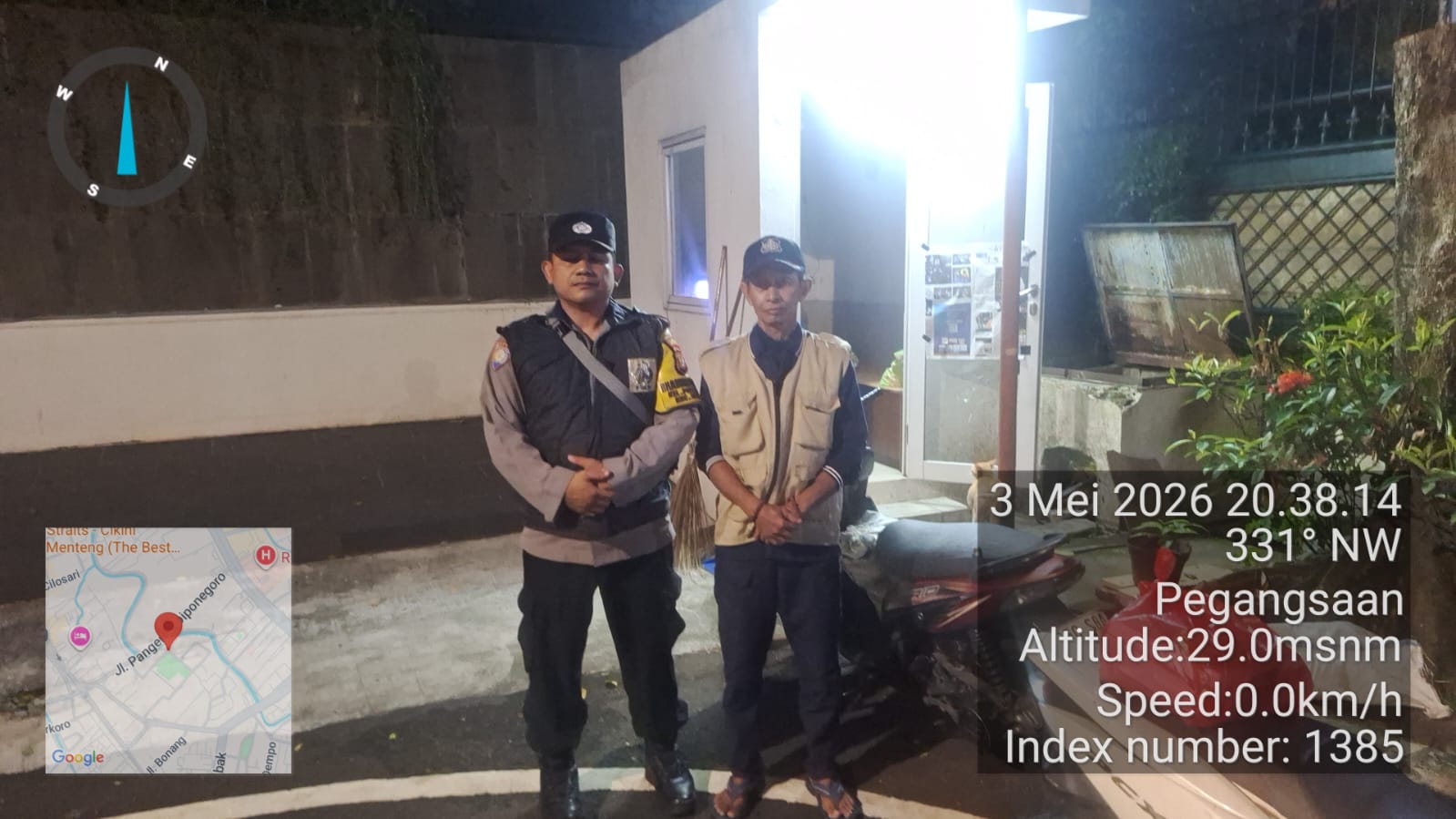 Sambang Satkamling, Bhabinkamtibmas Pegangsaan Ajak Warga Perkuat Keamanan Lingkungan