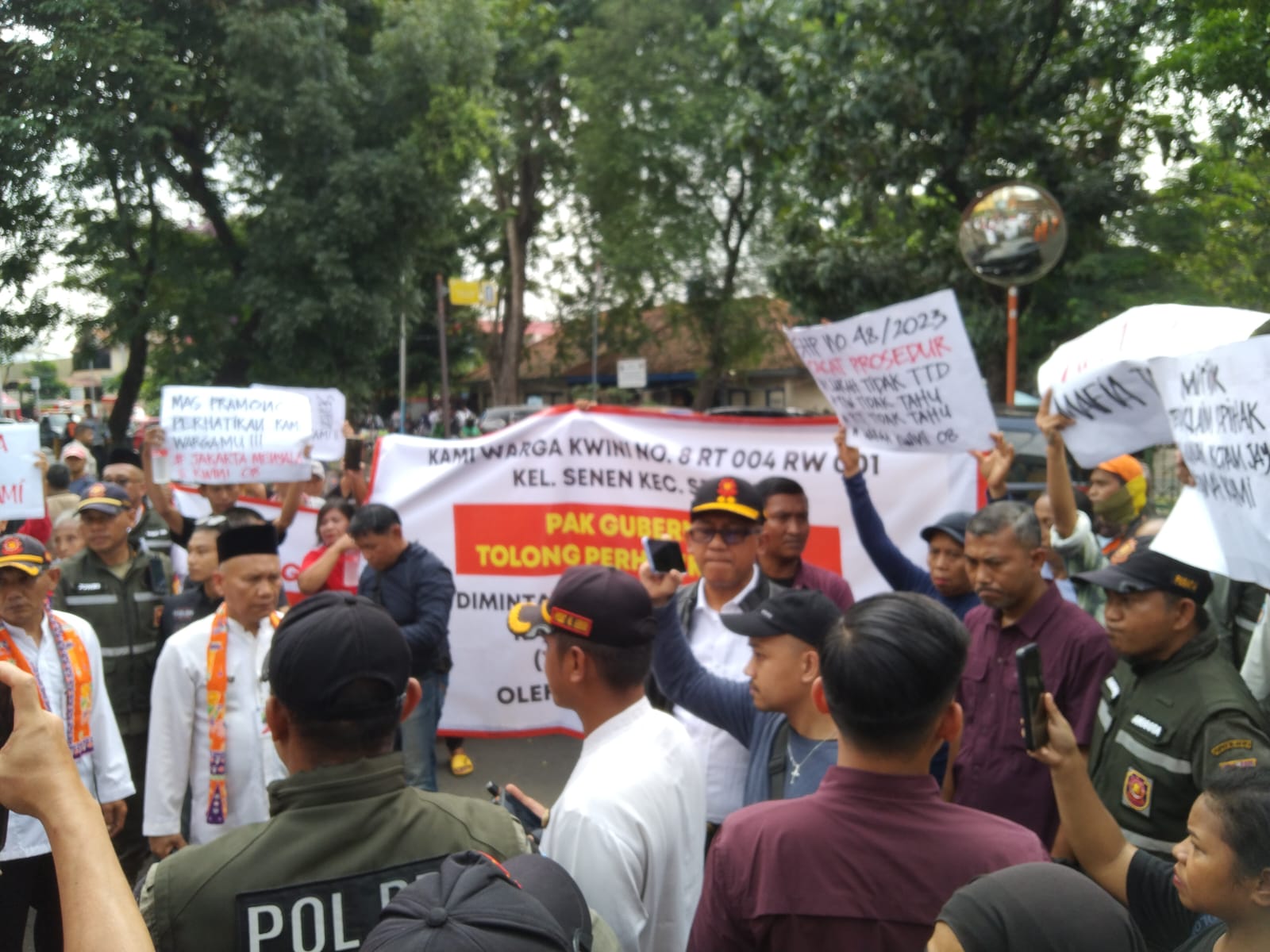 Warga Kwini 08 Demo di Kantor Kelurahan Senen, Tuntut Kepastian Relokasi