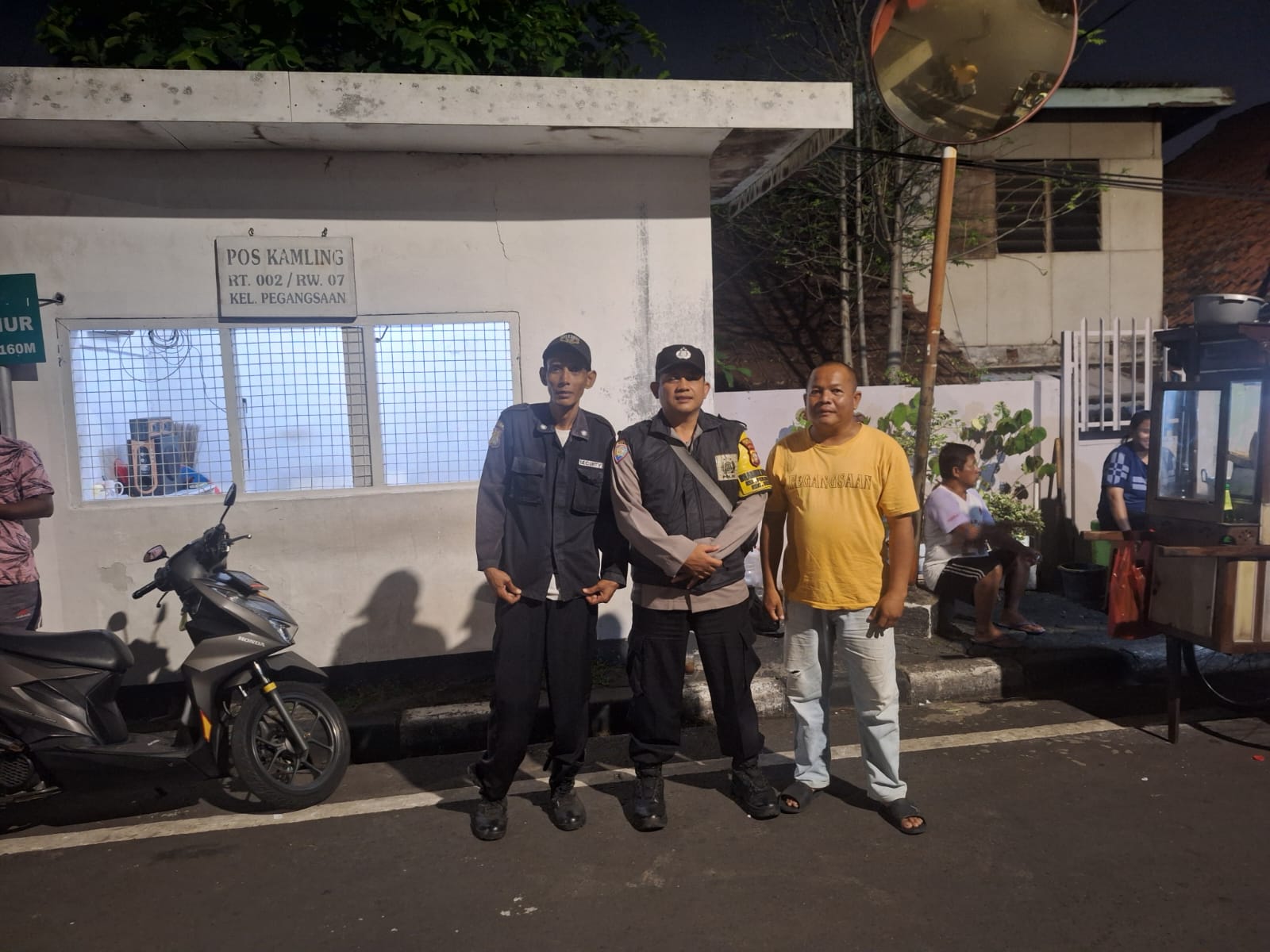 Sambang Dinihari Bhabinkamtibmas Pegangsaan, RT 02 RW 07 Perkuat Kewaspadaan Lingkungan