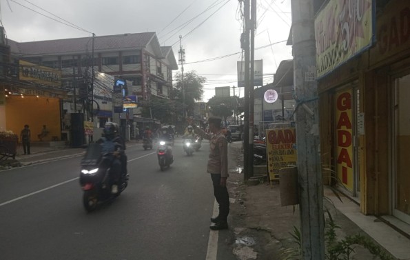 Polisi Hadir di Tengah Kemacetan Sore, Strong Point TL Mardani Jaga Kelancaran dan Keamanan Warga