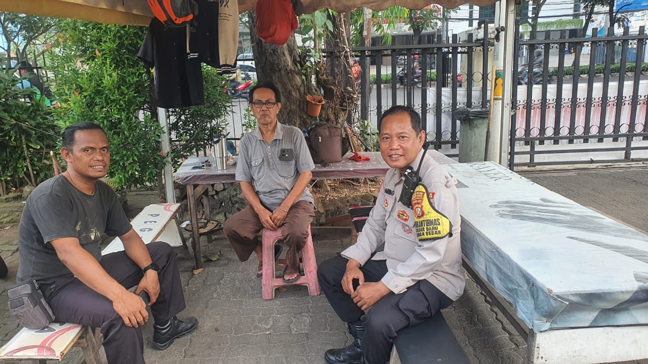 Sambang Siang Hari Bhabinkamtibmas Pasar Baru Di Gereja GPIB PNIEL, Perkuat Pengamanan Jelang Kenaikan Isa Almasih