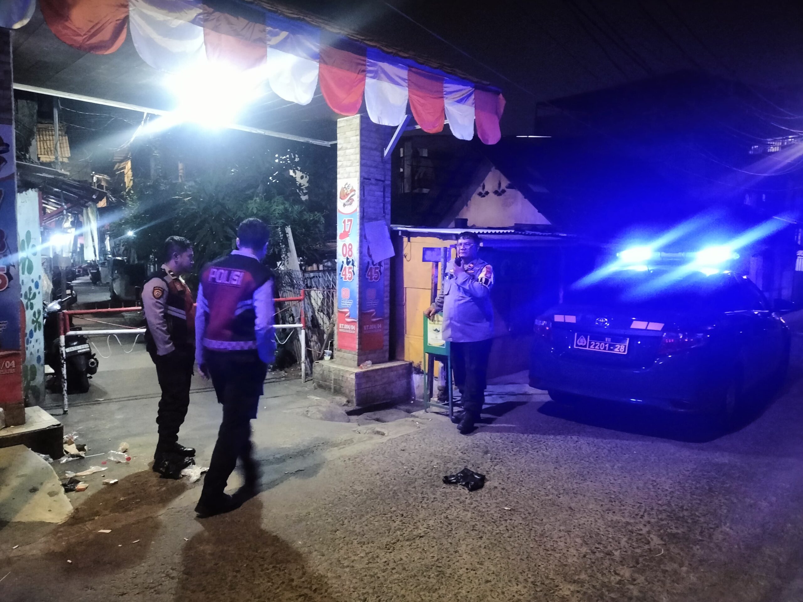 Patroli Jalan Kaki Jelang Subuh, Polsek Sawah Besar Bubarkan Remaja Nongkrong dan Antisipasi Tawuran di Mangga Dua Selatan
