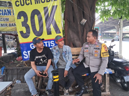 Bhabinkamtibmas Rawasari Sambang Pekerja Steam Mobil, Bangun Kedekatan dan Perkuat Kamtibmas