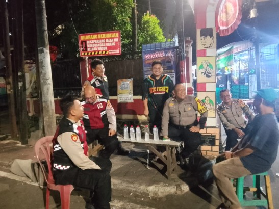 Patroli Malam Humanis, Polsek Cempaka Putih Rangkul Warga Rawasari Jaga Lingkungan Tetap Aman