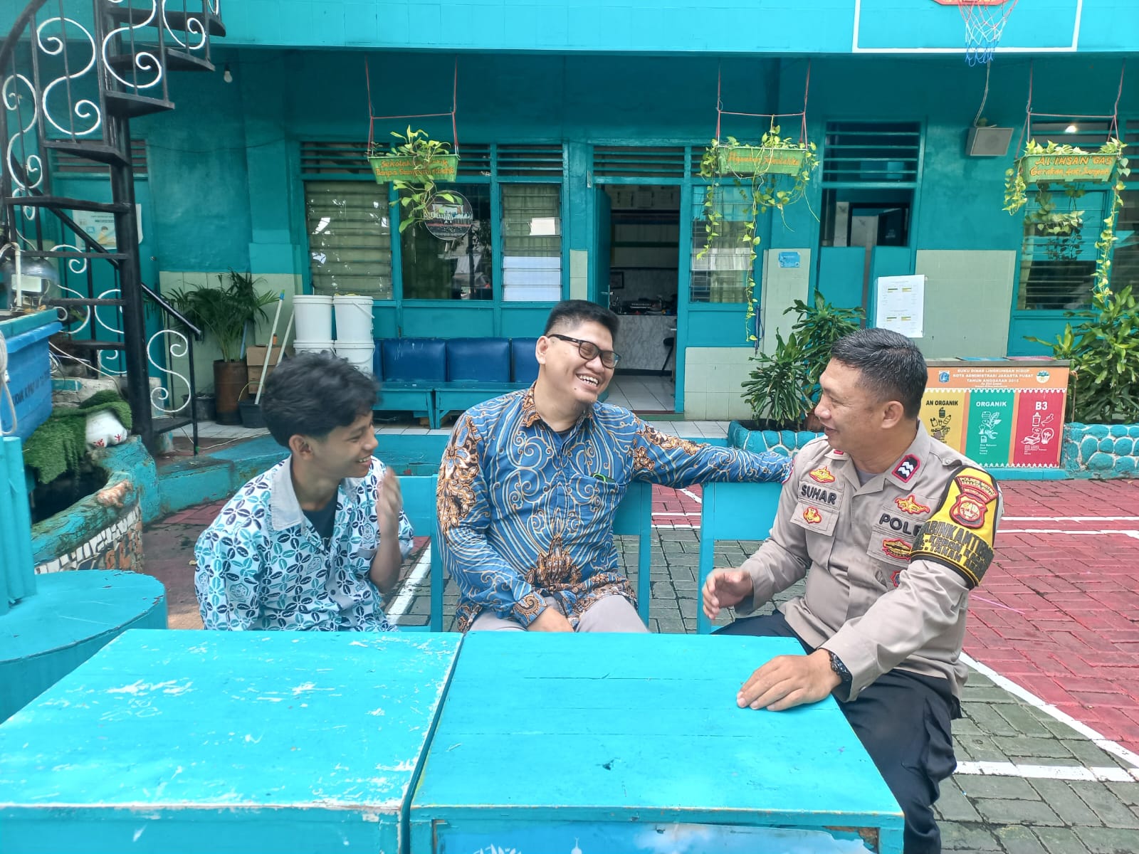 Bhabinkamtibmas Kebon Kacang Sambangi SMK Al Ihsan, Berikan Himbauan Antitawuran dan Antinarkoba