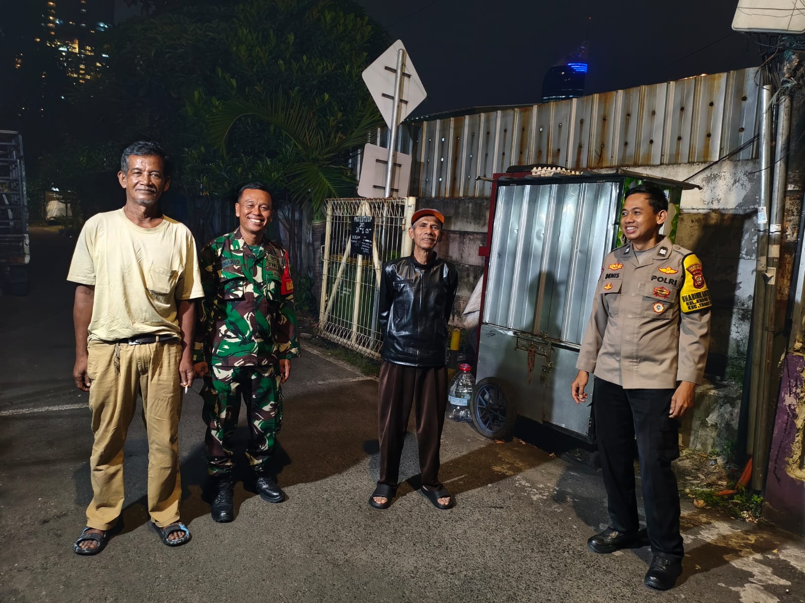 Bhabinkamtibmas dan Babinsa Kebon Melati Tingkatkan Siskamling untuk Jaga Keamanan Lingkungan RW 06