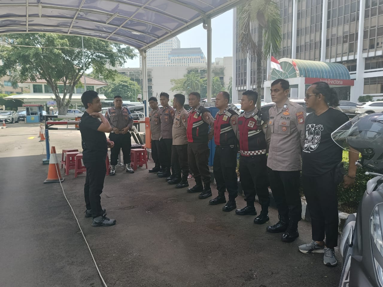 Polri Humanis, Polsek Tanah Abang Amankan Aksi Unjuk Rasa di Kantor Pusat Bank Panin
