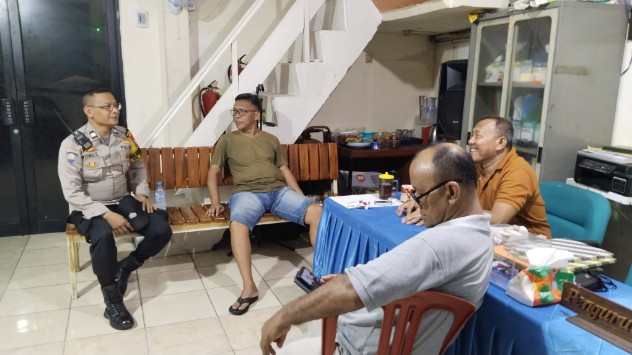 Polisi Hadir di Tengah Warga, Sambang Malam Polsek Cempaka Putih Perkuat Keamanan Lingkungan