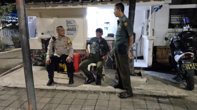 Hangatkan Malam dengan Sambang Satkamling, Polisi dan Warga Cempaka Putih Timur Perkuat Keamanan Lingkungan