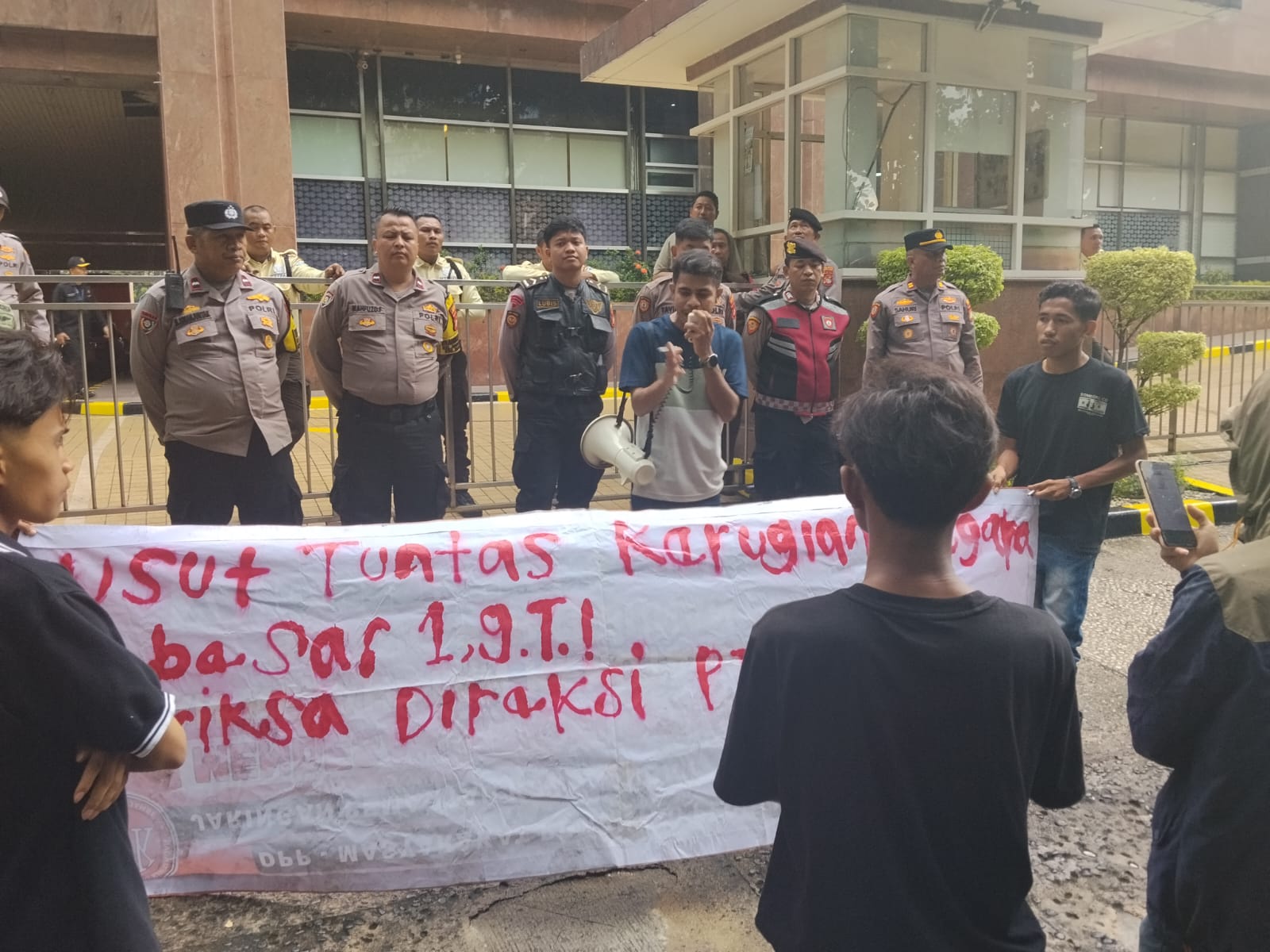 Wujud Pelayanan Presisi, Polsek Kemayoran Kawal Aksi Massa Secara Profesional