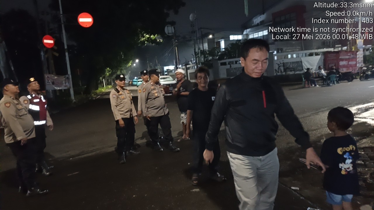 Patroli Jalan Kaki Jalan Menteng Jaya, Polsek Metro Menteng Tingkatkan Pengamanan Wilayah Permukiman