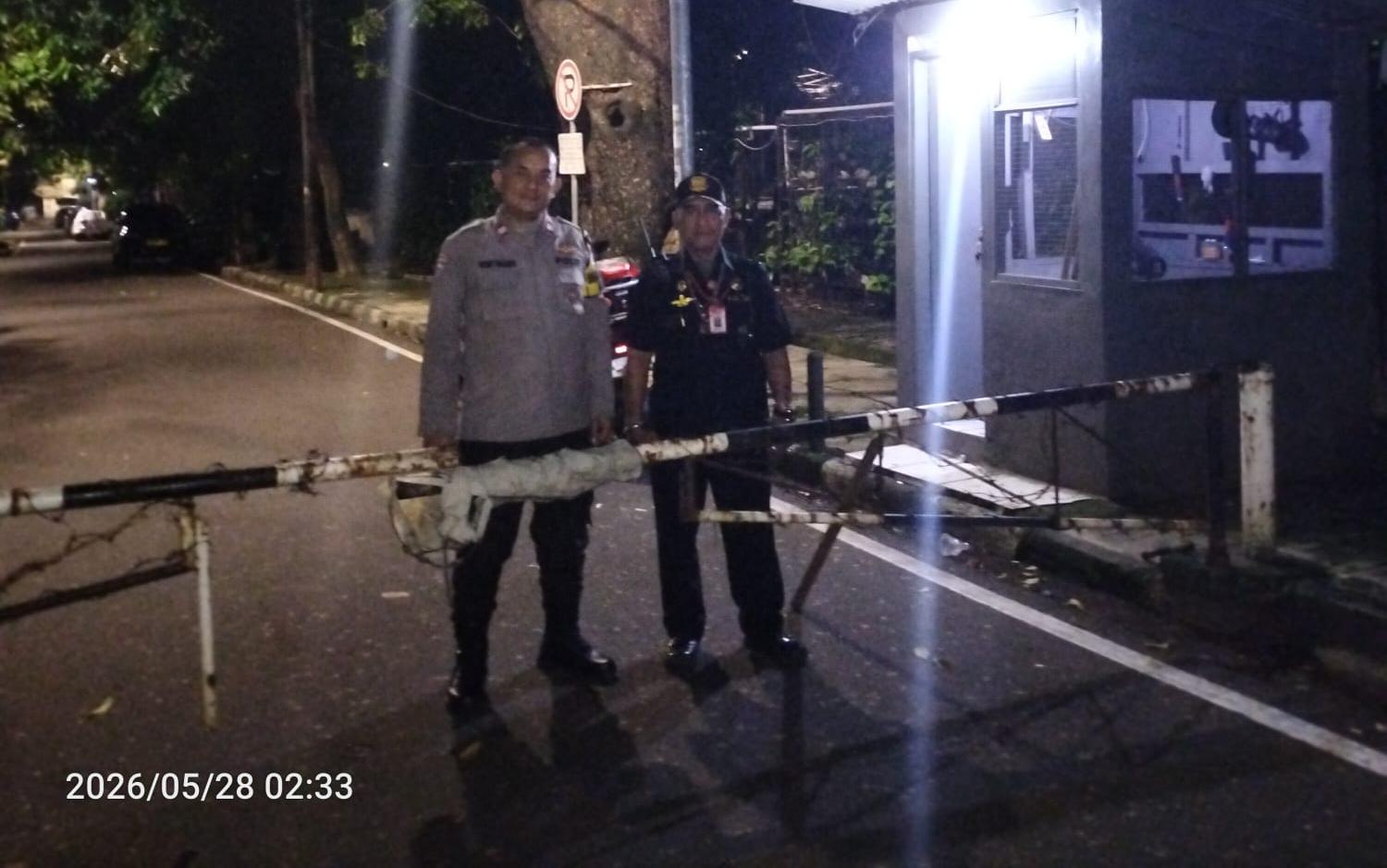 Bhabinkamtibmas dan Awak Satkamling Bersinergi Jaga Keamanan Warga di Jalan Surabaya Ujung Menteng