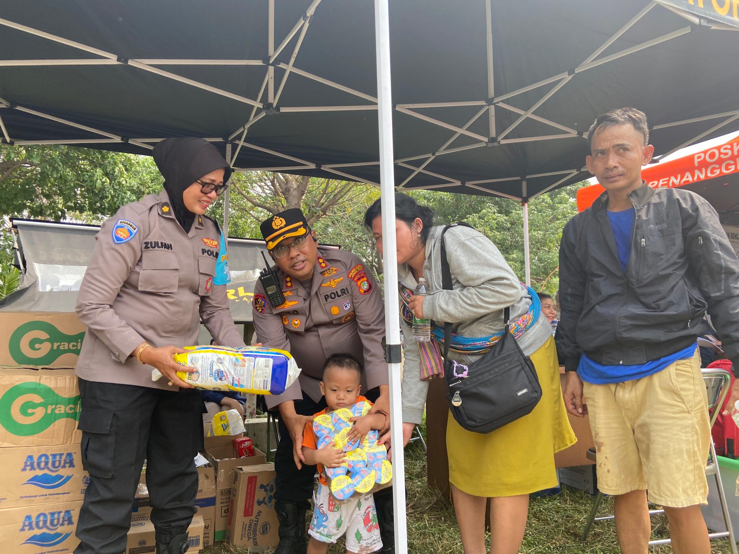 Kebersamaan di Tengah Musibah, Polri Salurkan Bantuan bagi Korban Kebakaran Kebon Kosong