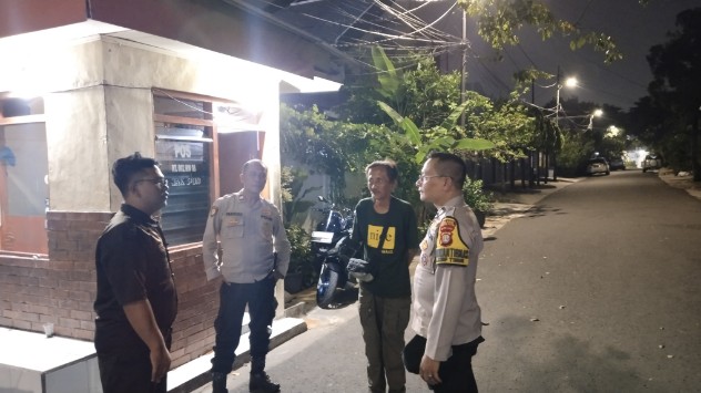Perkuat Keamanan Lingkungan, Polsek Cempaka Putih Sambangi Pos Satkamling dan Ajak Warga Tingkatkan Kewaspadaan