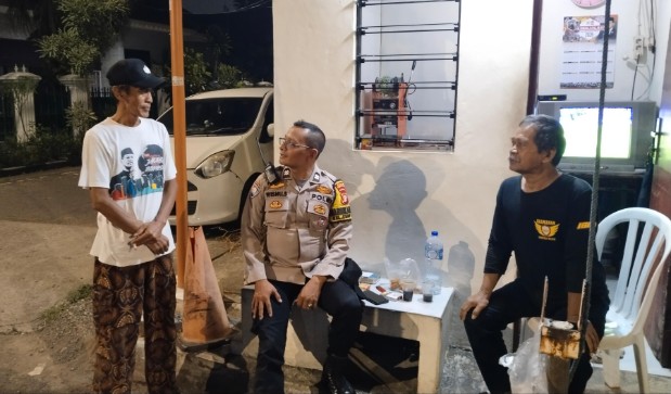 Tingkatkan Deteksi Dini Kejahatan, Bhabinkamtibmas Cempaka Putih Timur Sambangi Pos Satkamling RW 004