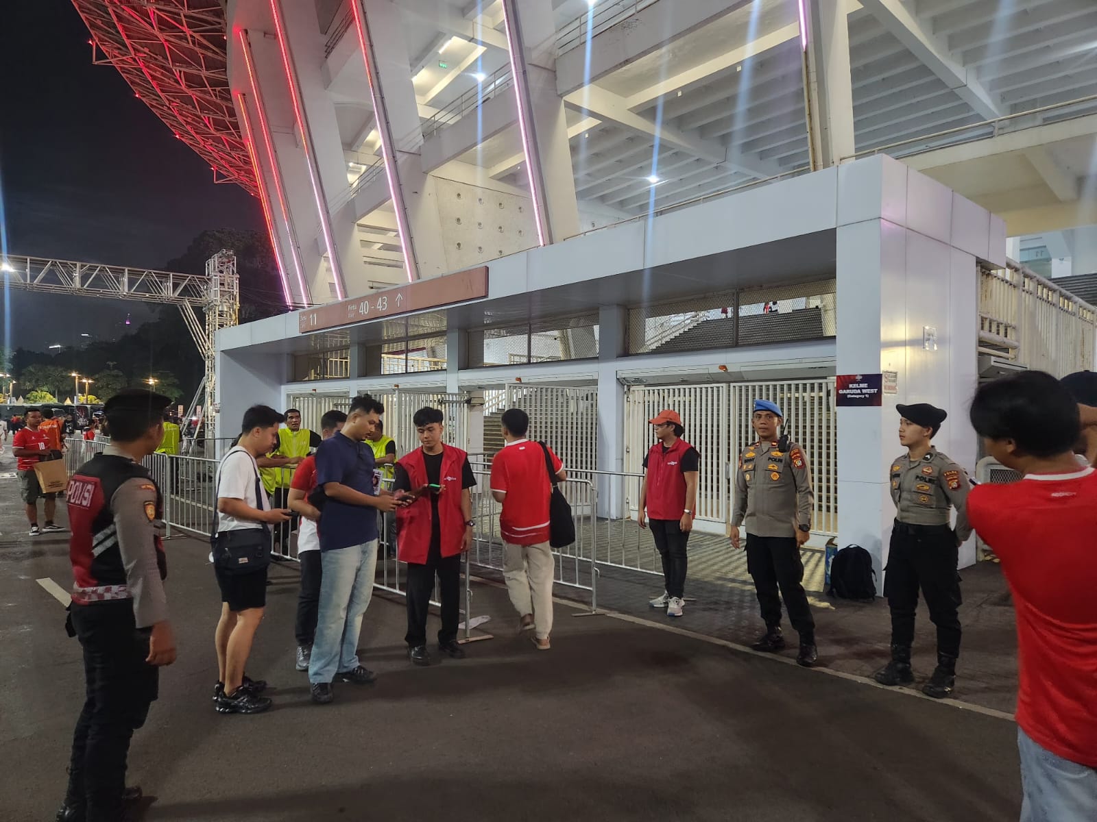 Polri dan Unsur Gabungan Amankan Zona 11 pada Laga Indonesia vs Oman di GBK Senayan