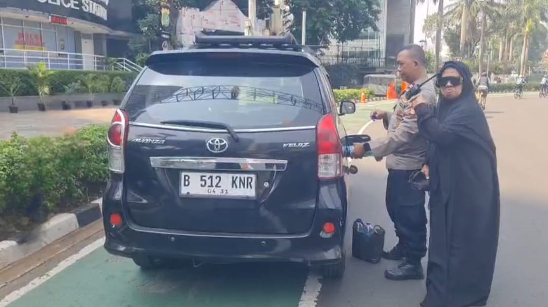 Polisi Sigap Bantu Pengendara Kehabisan Bensin di Bundaran HI