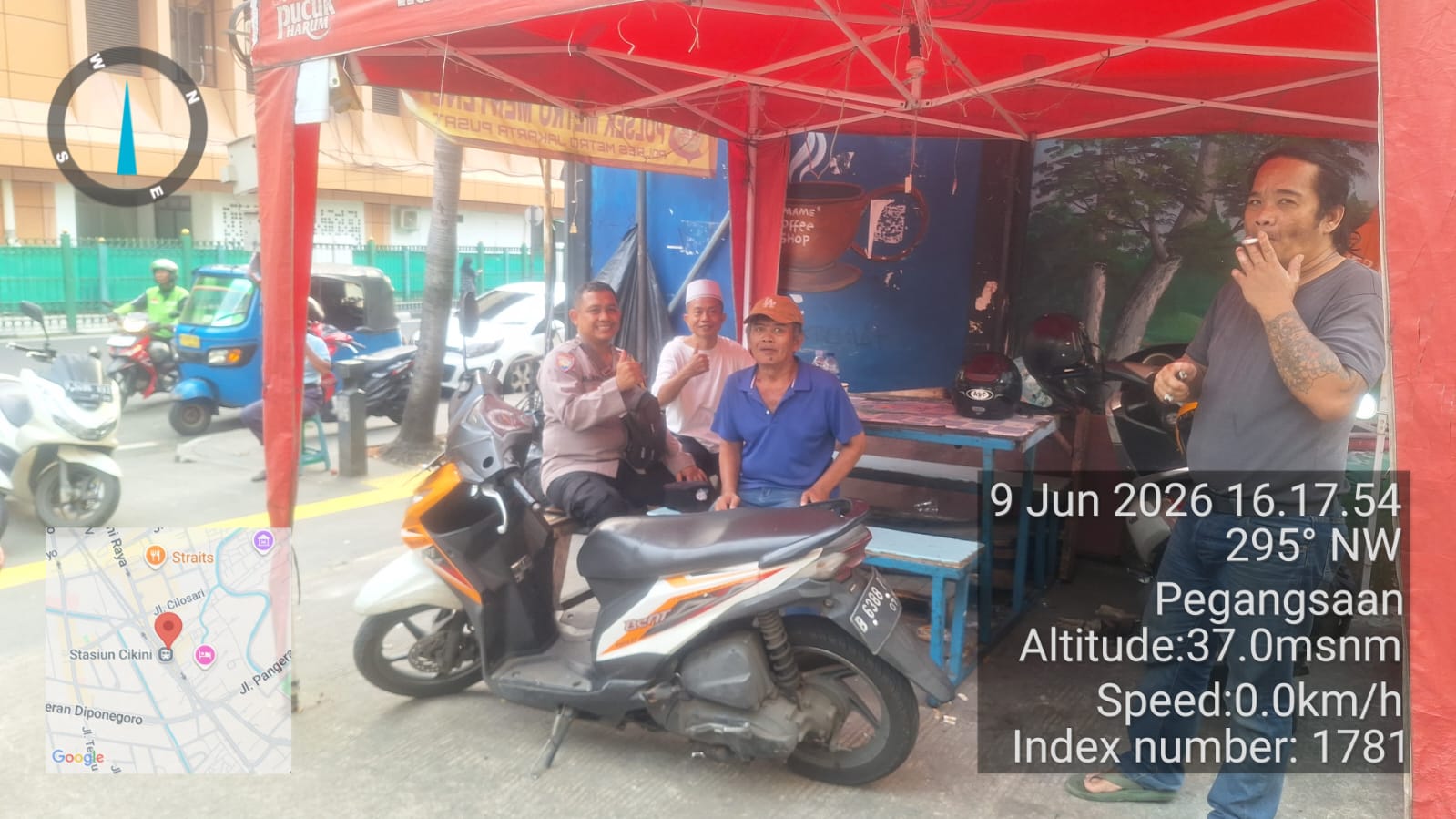 Patroli Dialogis Bhabinkamtibmas Pegangsaan Perkuat Keamanan di Kawasan Cikini Gold Center