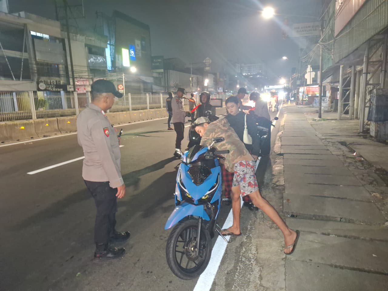 Antisipasi Kriminalitas Malam, Polsek Metro Gambir Gelar Razia di Jl. KH Hasyim Ashari