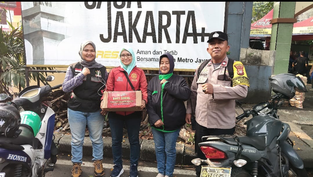 Polsek Metro Menteng Dampingi Warga Ikuti Pengobatan Gratis Hari Bhayangkara ke-80