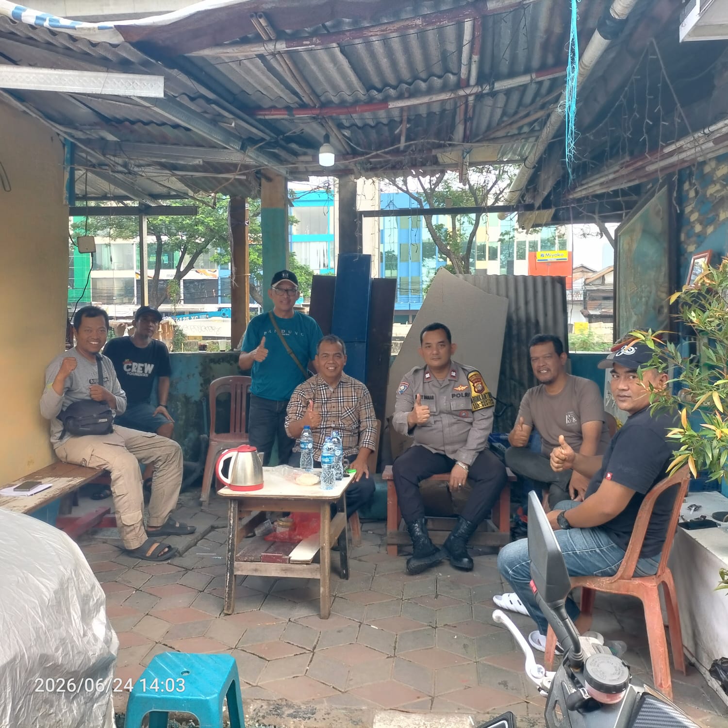 Patroli Dialogis di Menteng Tenggulun, Bhabinkamtibmas Ajak Warga Waspada Kejahatan Jalanan