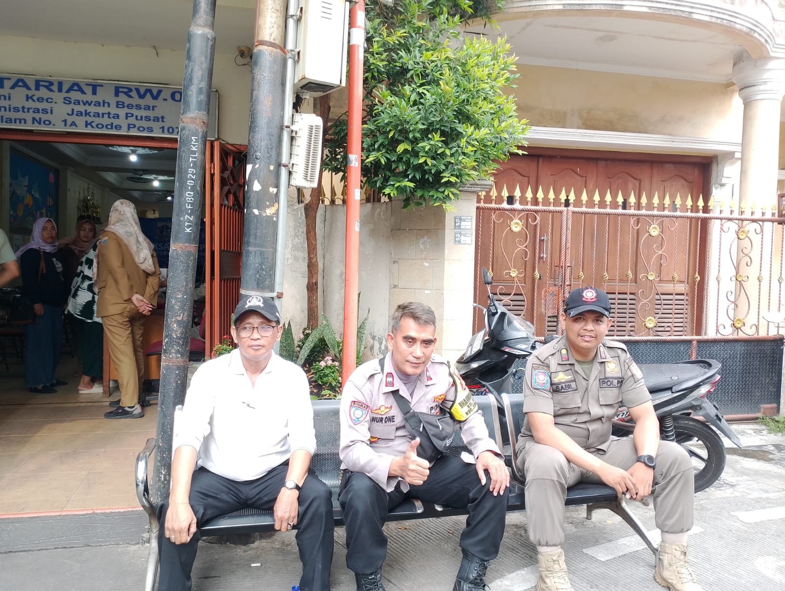 Patroli Jalan Kaki Dengan Dialogis Bersama Polri dan Satpol PP Perkuat Keamanan Lingkungan Kartini