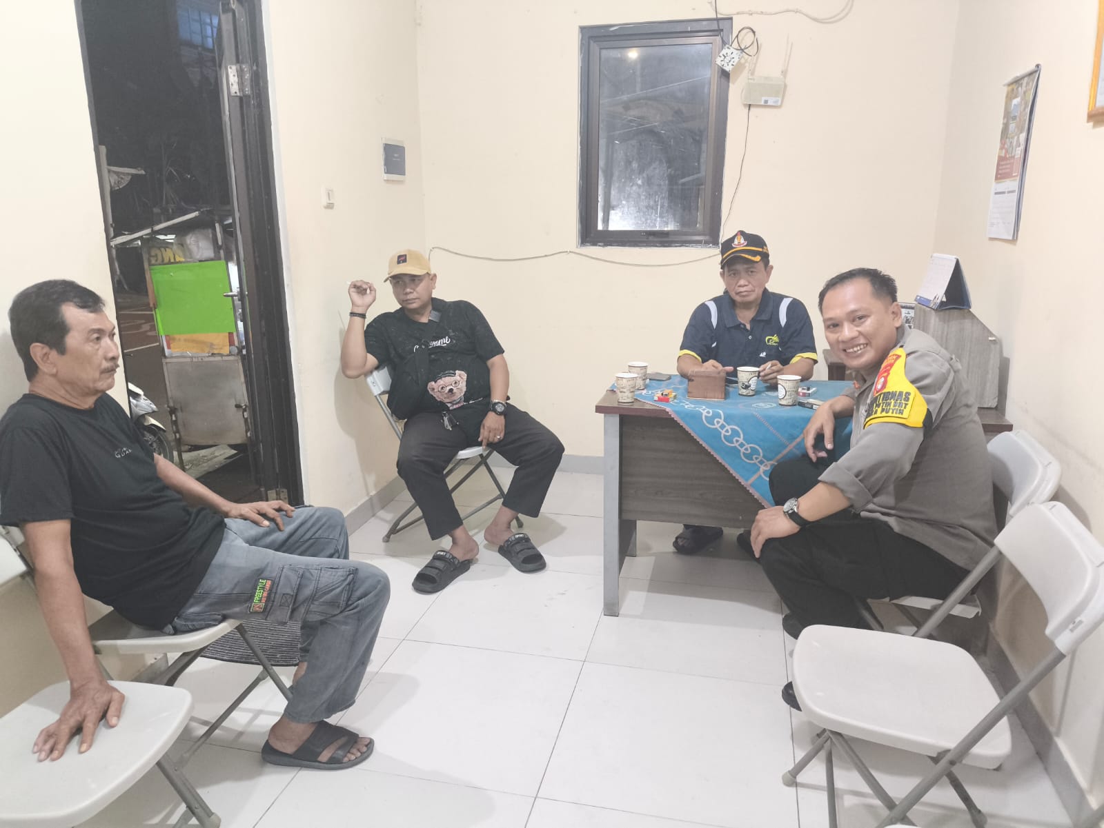 Patroli Dialogis Tengah Malam, Polsek Cempaka Putih Rangkul Warga Perkuat Keamanan Lingkungan
