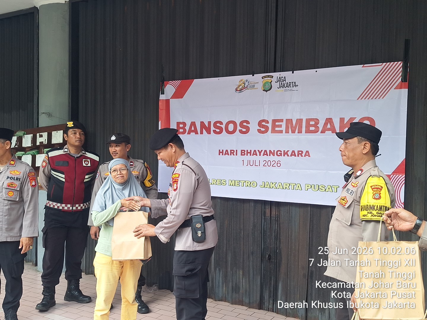 HUT Bhayangkara ke-80, Polsek Johar Baru Salurkan Bantuan Sembako untuk Warga di Tanah Tinggi