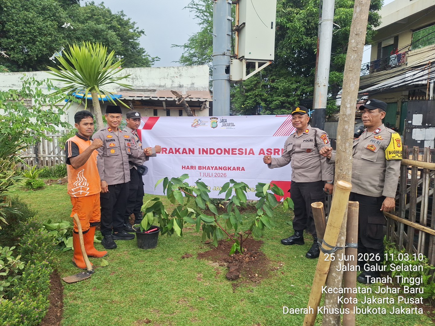 Gerakan Indonesia Asri Warnai HUT Bhayangkara ke-80, Polsek Johar Baru Tanam Pohon Buah