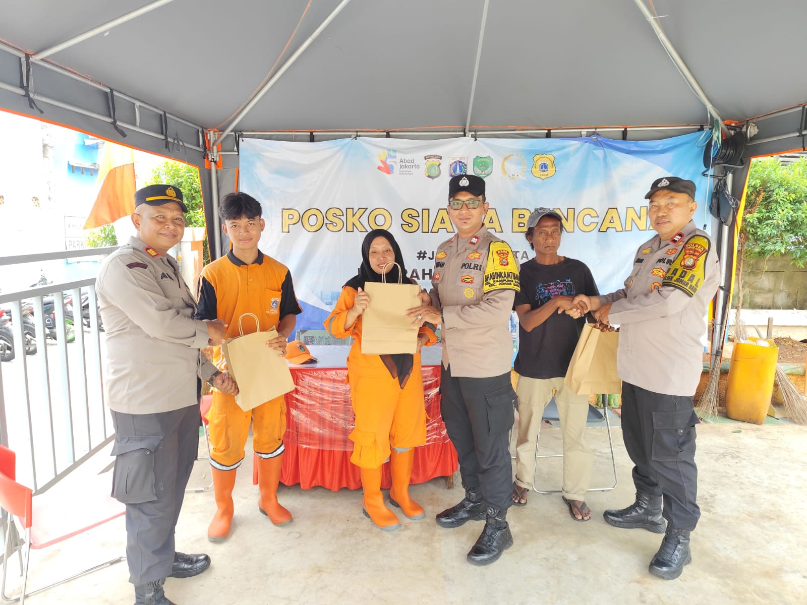 Jaga Jakarta On The Spot: Bangun Kepercayaan Publik, Polisi Serap Aspirasi dan Salurkan Sembako