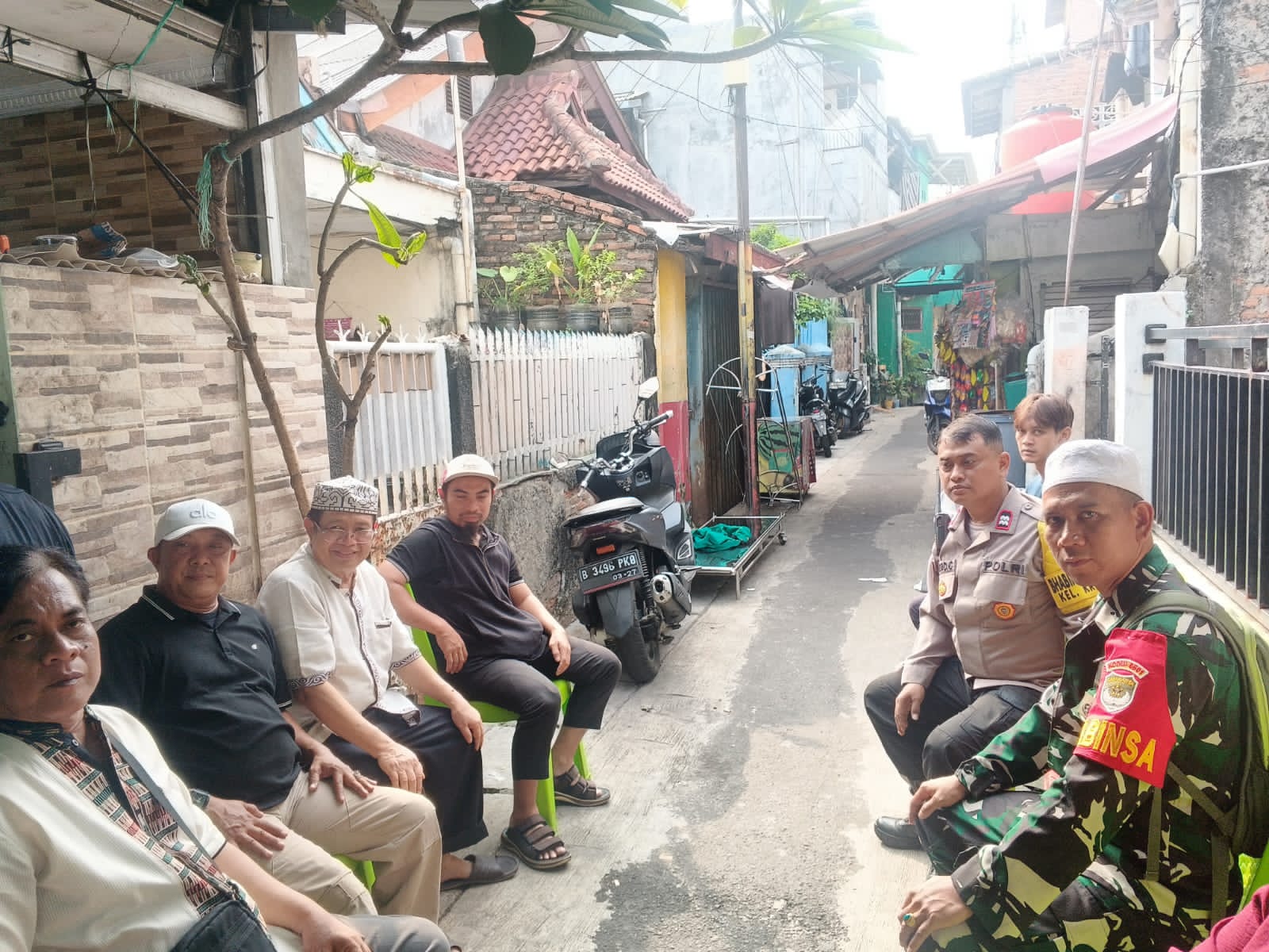 Bhabinkamtibmas dan Babinsa Kramat Takziah ke Rumah Duka Warga, Sampaikan Empati dan Dukungan Moral