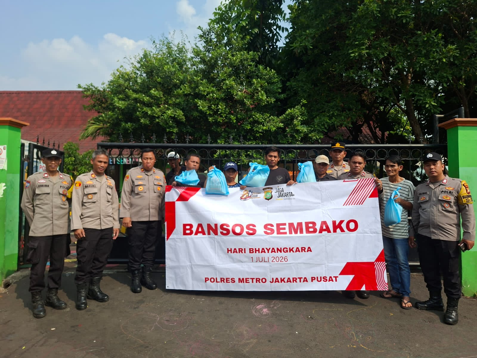 Polsek Senen Bagikan 30 Paket Sembako kepada Warga Kurang Mampu Jelang HUT Bhayangkara ke-80