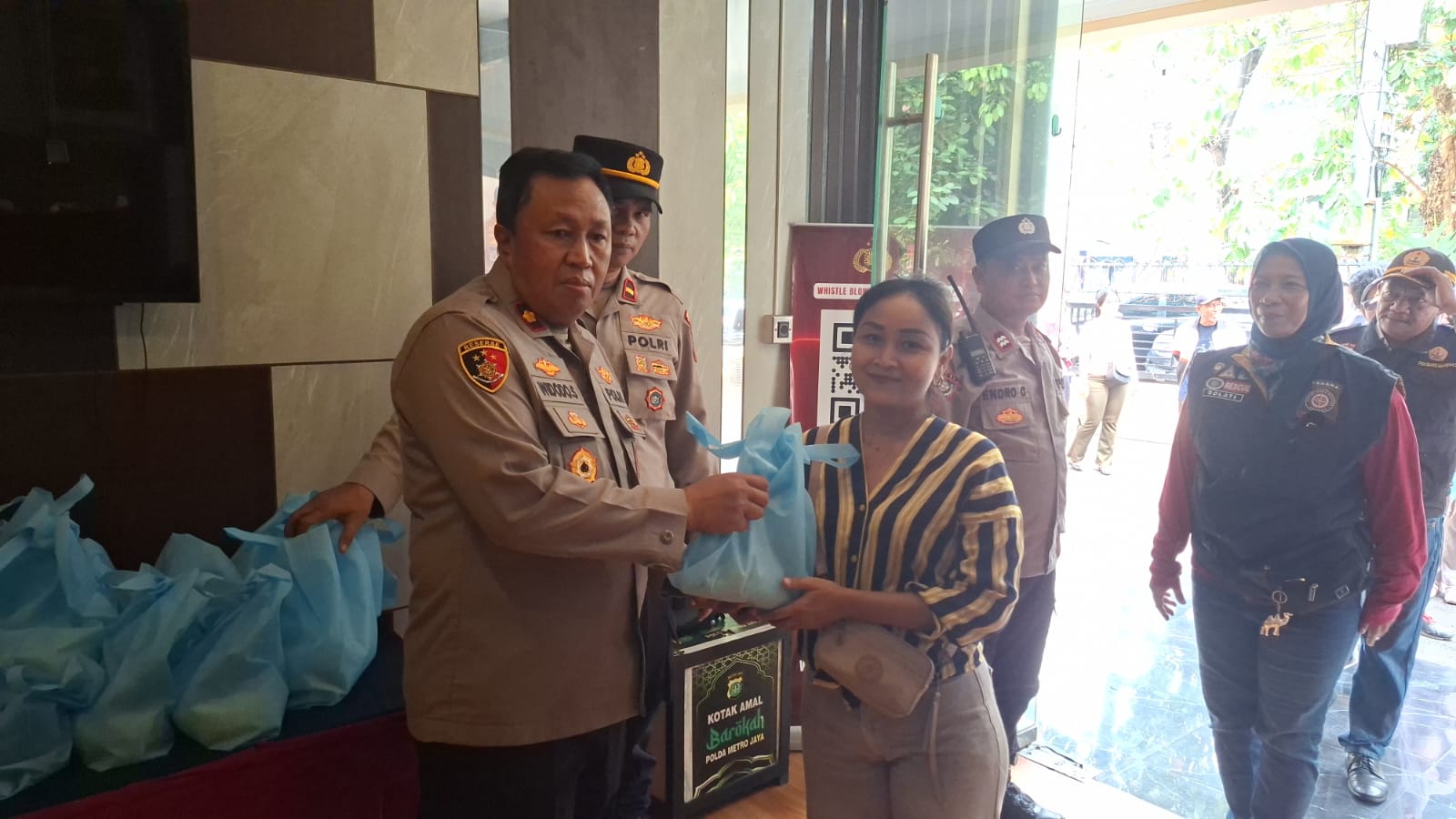 Polsek Senen Gelar Jumat Berkah dan Pembinaan Sabuk Kamtibmas, Bagikan 40 Paket Beras kepada Warga