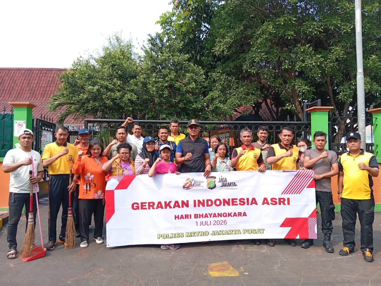Polsek Senen Gelar Gerakan Indonesia Asri di RPTRA Planet Senen Sambut HUT Bhayangkara ke-80