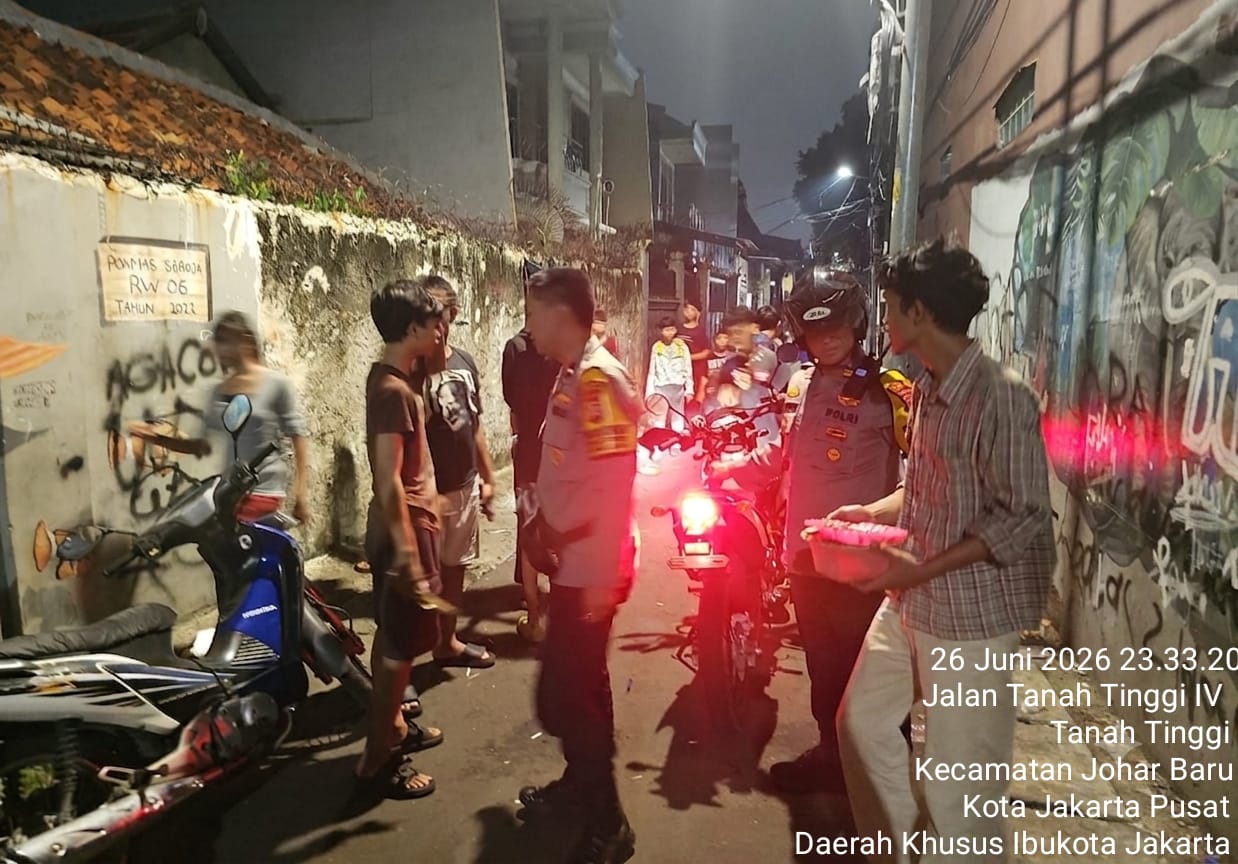 Patroli Jalan Kaki Malam Hari, Polisi Sapa Remaja di Permukiman Warga Ajak Jaga Kamtibmas