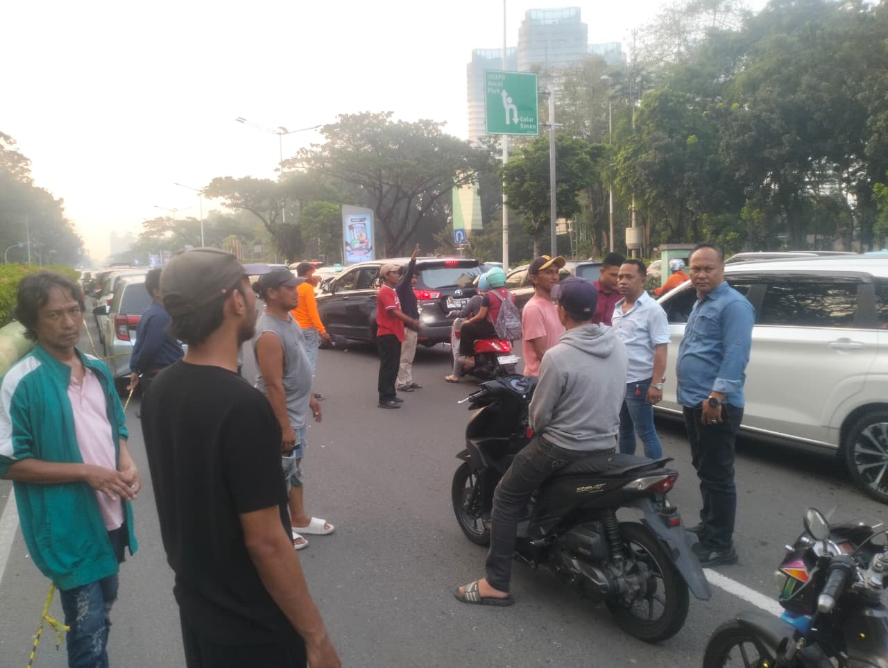 Respons Cepat Laporan 110, Polsek Kemayoran Tertibkan Parkir Liar Demi Kenyamanan Pengguna Jalan