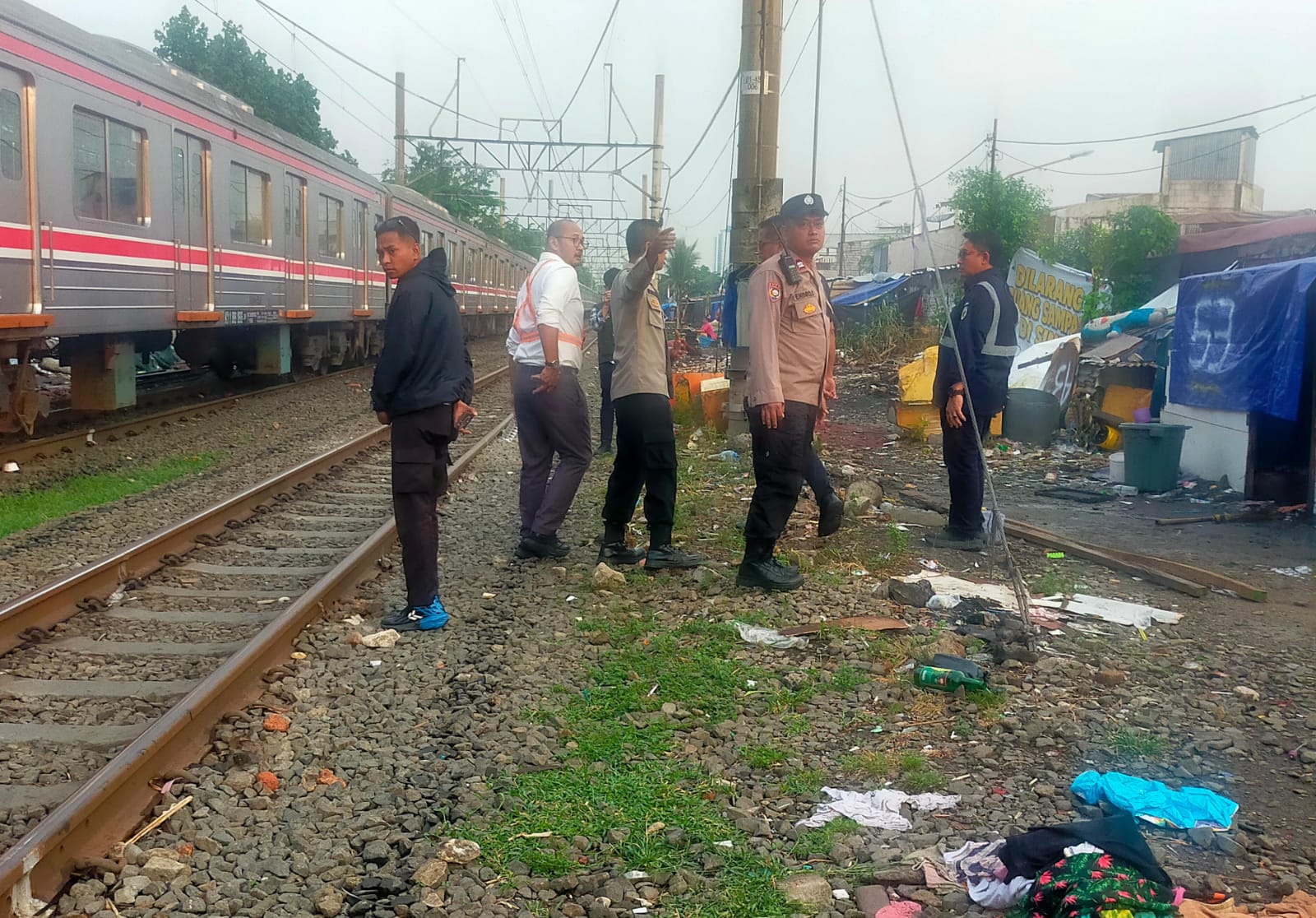 Kapolsubsektor Pasar Gaplok Sambangi Warga di Pinggir Rel, Koordinasi Jelang Relokasi ke Hunian Rumah Rakyat