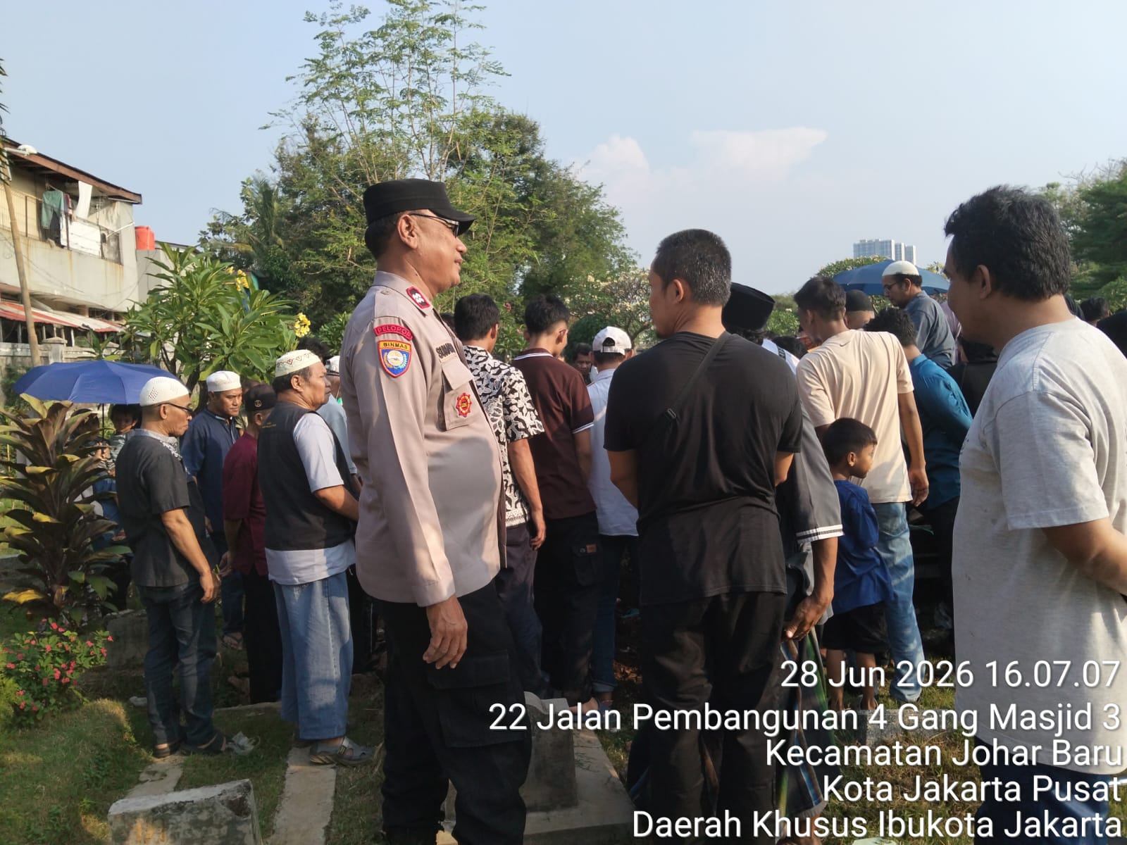 Hadir di Tengah Masyarakat, Bhabinkamtibmas Johar Baru Takziah dan Antar Ketua RW 11 ke Tempat Peristirahatan Terakhir