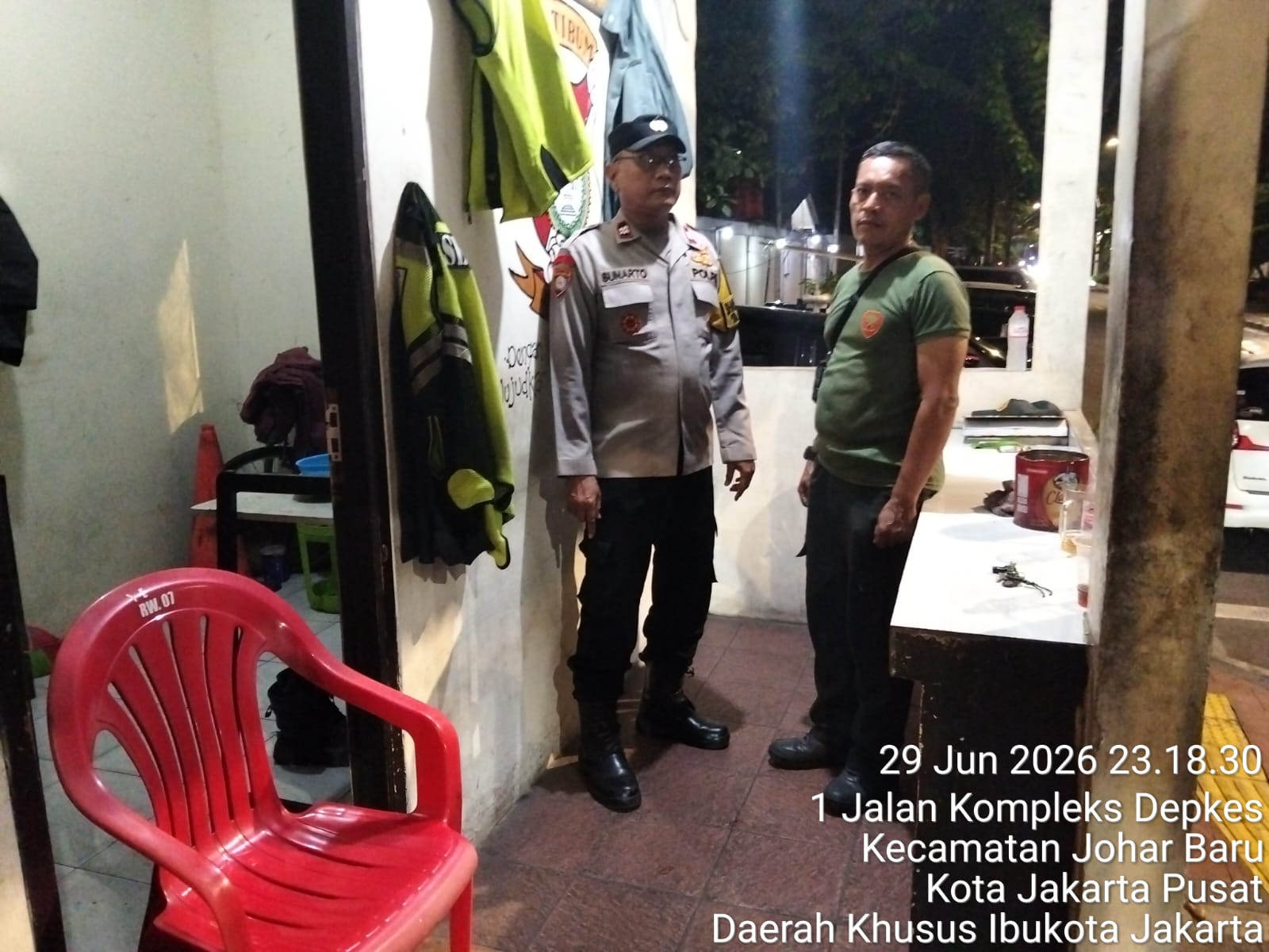 Sambangi Poskamling RW 07, Bhabinkamtibmas Johar Baru Imbau Tamu Wajib Lapor 1×24 Jam