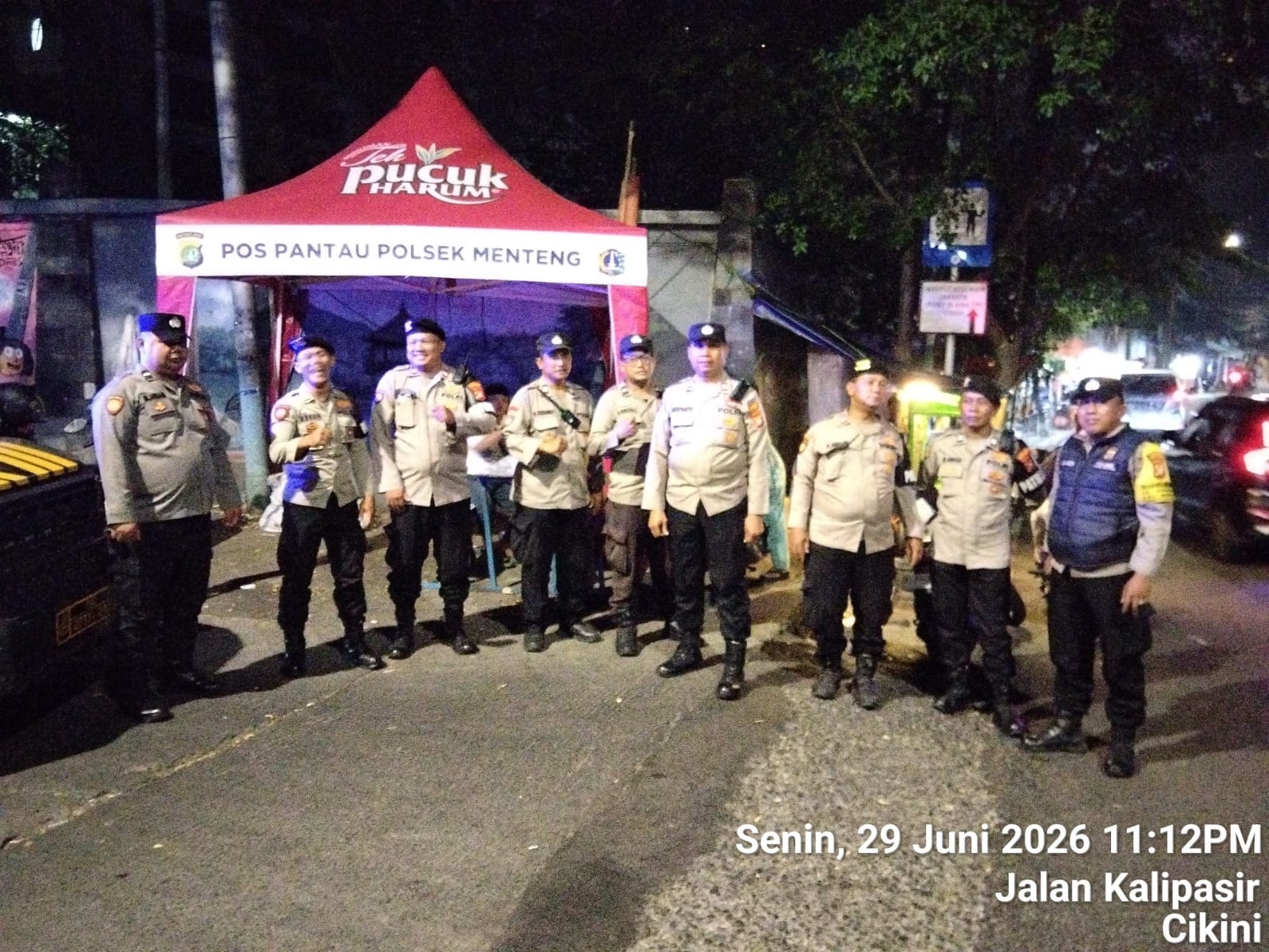 Patroli Jalan Kaki Perbatasan Kwitang–Kalipasir, Polsek Metro Menteng Perkuat Cipta Kondisi Malam Hari