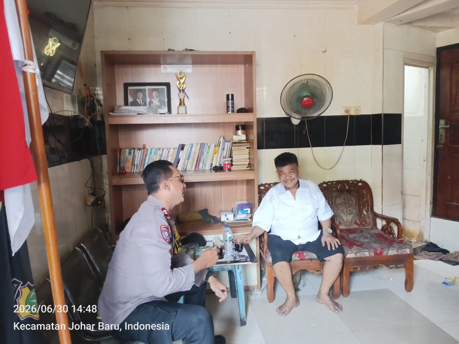 Perkuat Kemitraan Kamtibmas, Bhabinkamtibmas Kampung Rawa Sambangi Ketua RW dan Pokdarkamtibmas