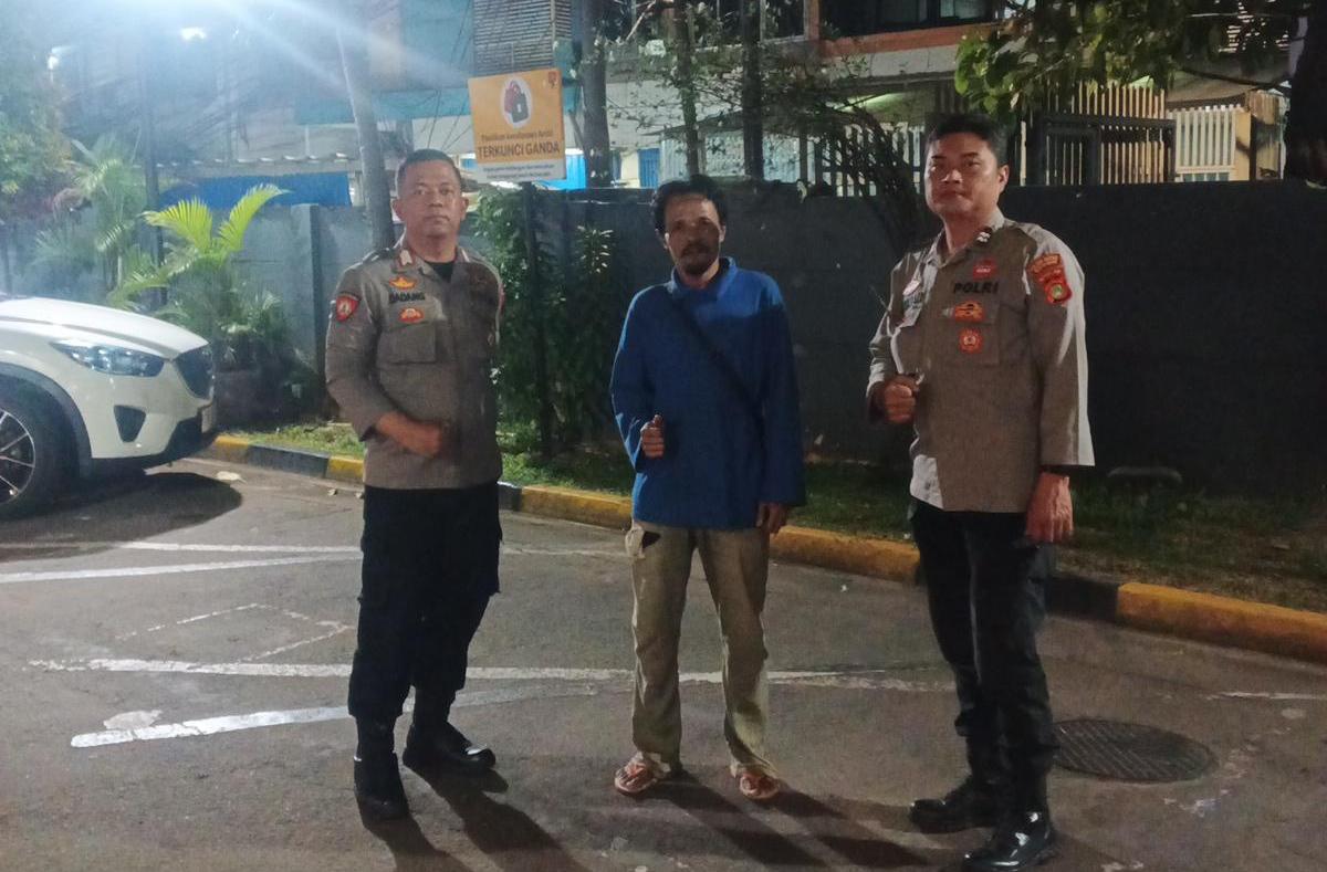 Anggota Patroli Polsek Metro Gambir Melaksanakan Patroli Dialogis Sahabat Polisi ke Jl. Batu Ceper Antisipasi Gangguan Kamtibmas
