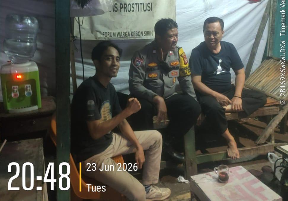 Sambang Satkamling RW 04 Kebon Sirih, Bhabinkamtibmas Ajak Warga Tingkatkan Kewaspadaan