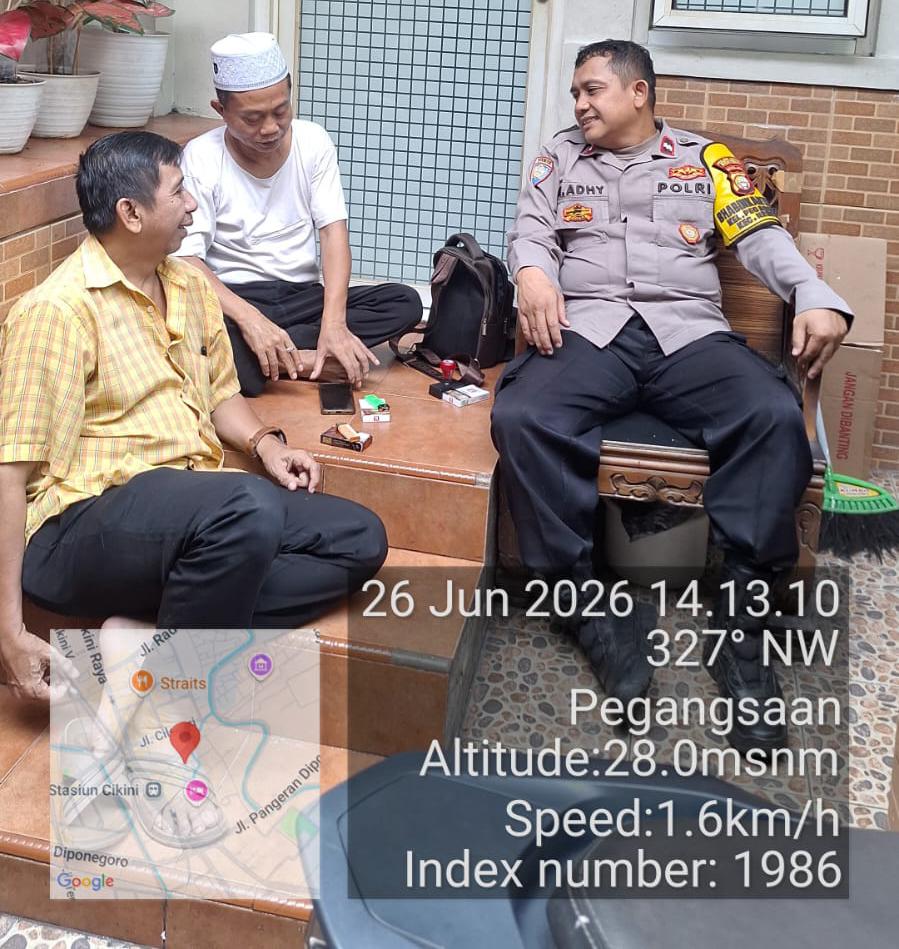 Patroli Dialogis Bhabinkamtibmas Pegangsaan Perkuat Sinergi Jaga Kamtibmas di Cikini Ampiun