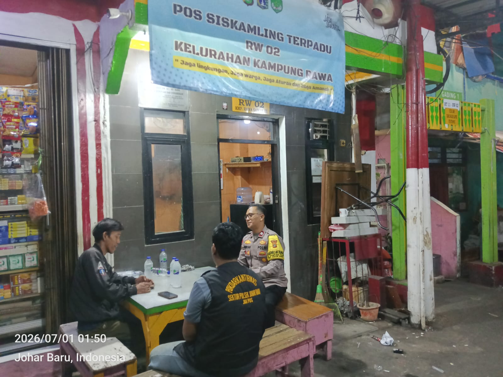 Patroli Dini Hari dan Sambang Satkamling, Polisi Ajak Warga RW 02 Kampung Rawa Perkuat Pengawasan Lingkungan